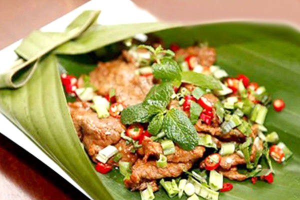 西雙版納美食：10大傣味全攻略，從星光夜市到傣家村寨