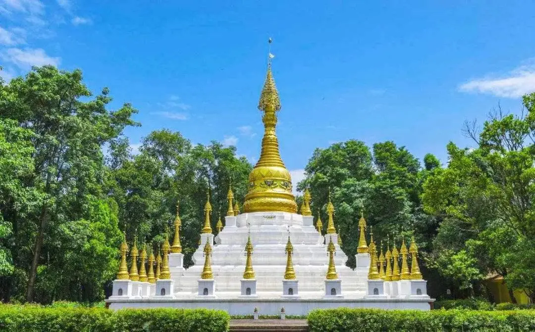 西雙版納曼飛龍筍塔：傣鄉佛韻裡的千年筍塔秘境